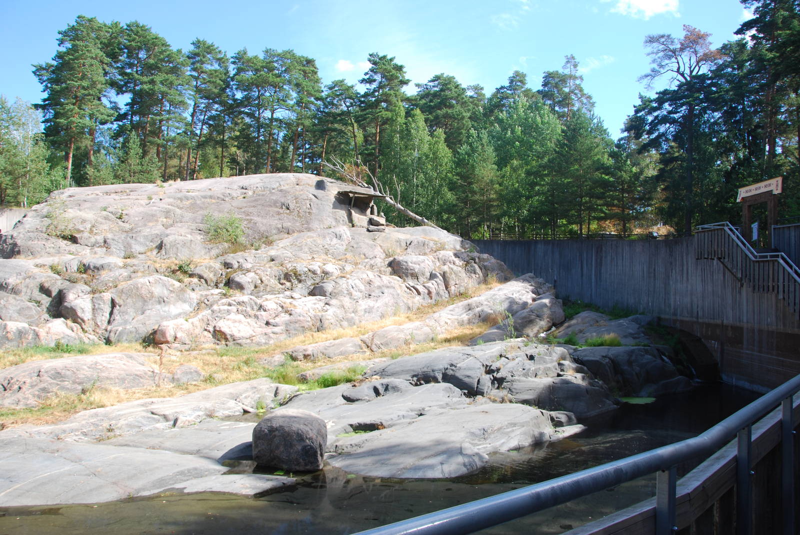 Kolmården Wildlife Park -Snowleopard enclosure