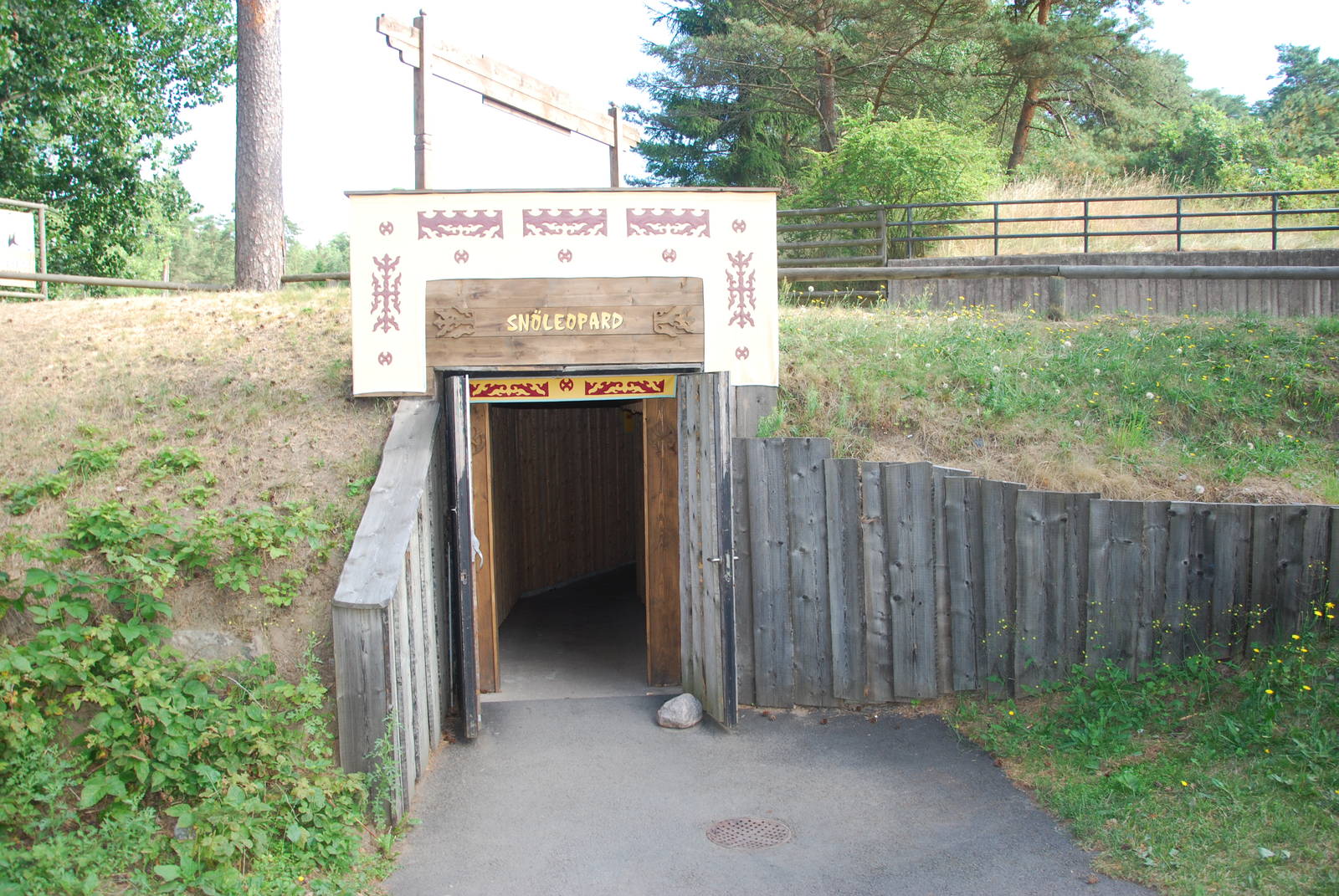 Kolmården Wildlife Park -Snowleopard enclosure
