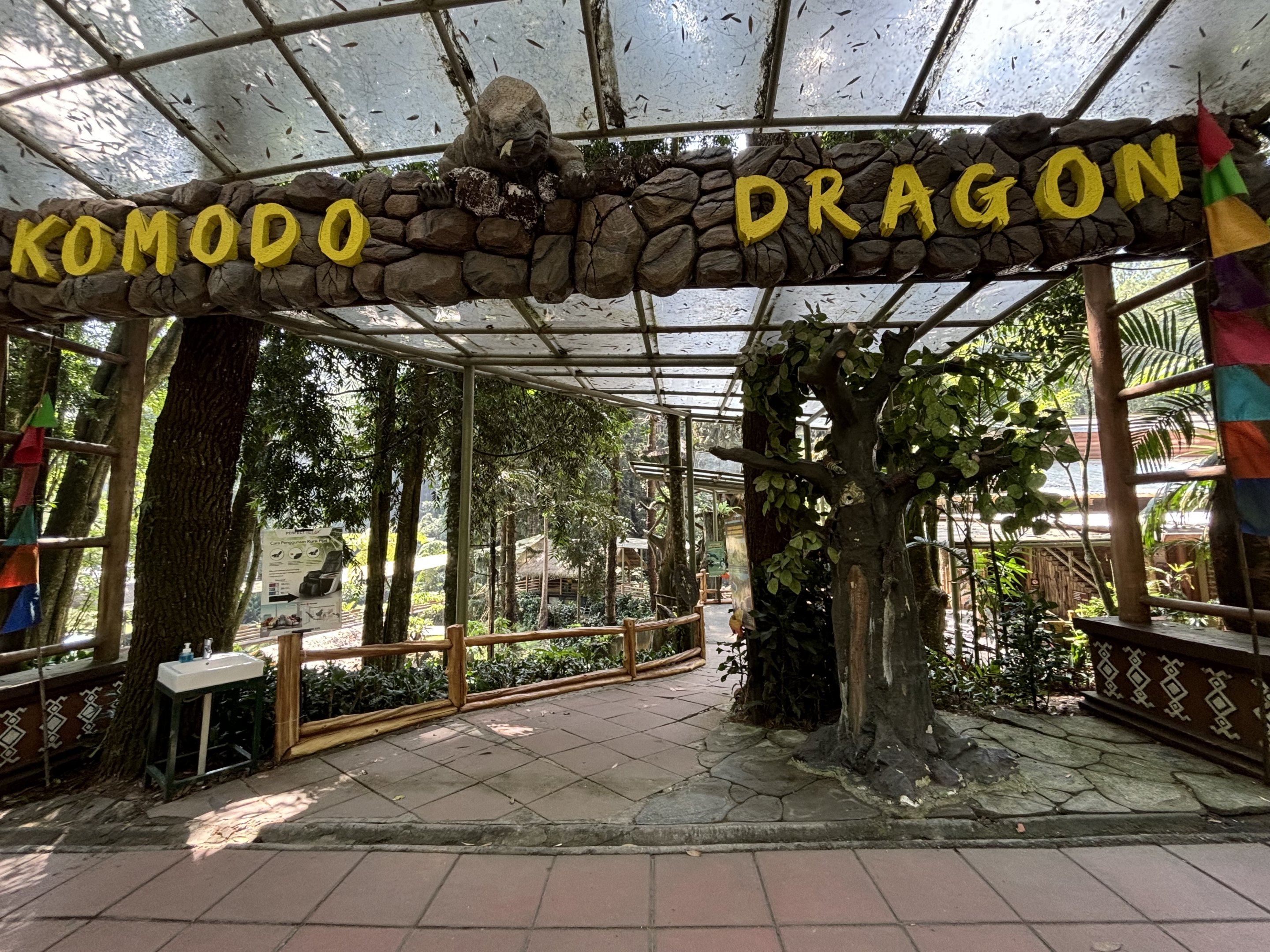 Komodo Dragon Complex - 5 or 6 exhibits