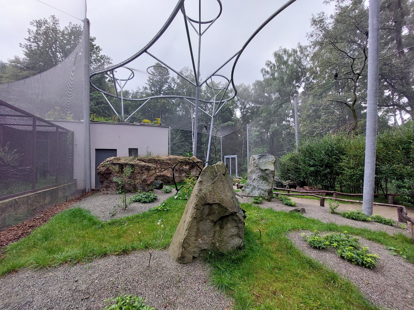 "La Pampa" walkthrough aviary - left side