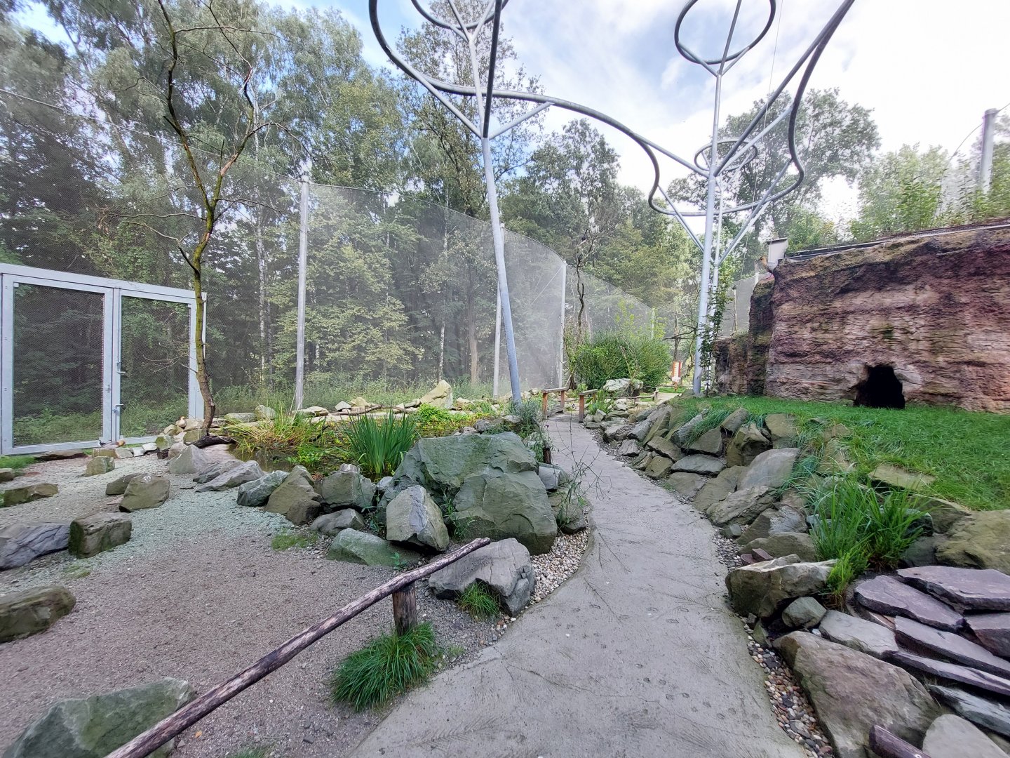 "La Pampa" walkthrough aviary - right side