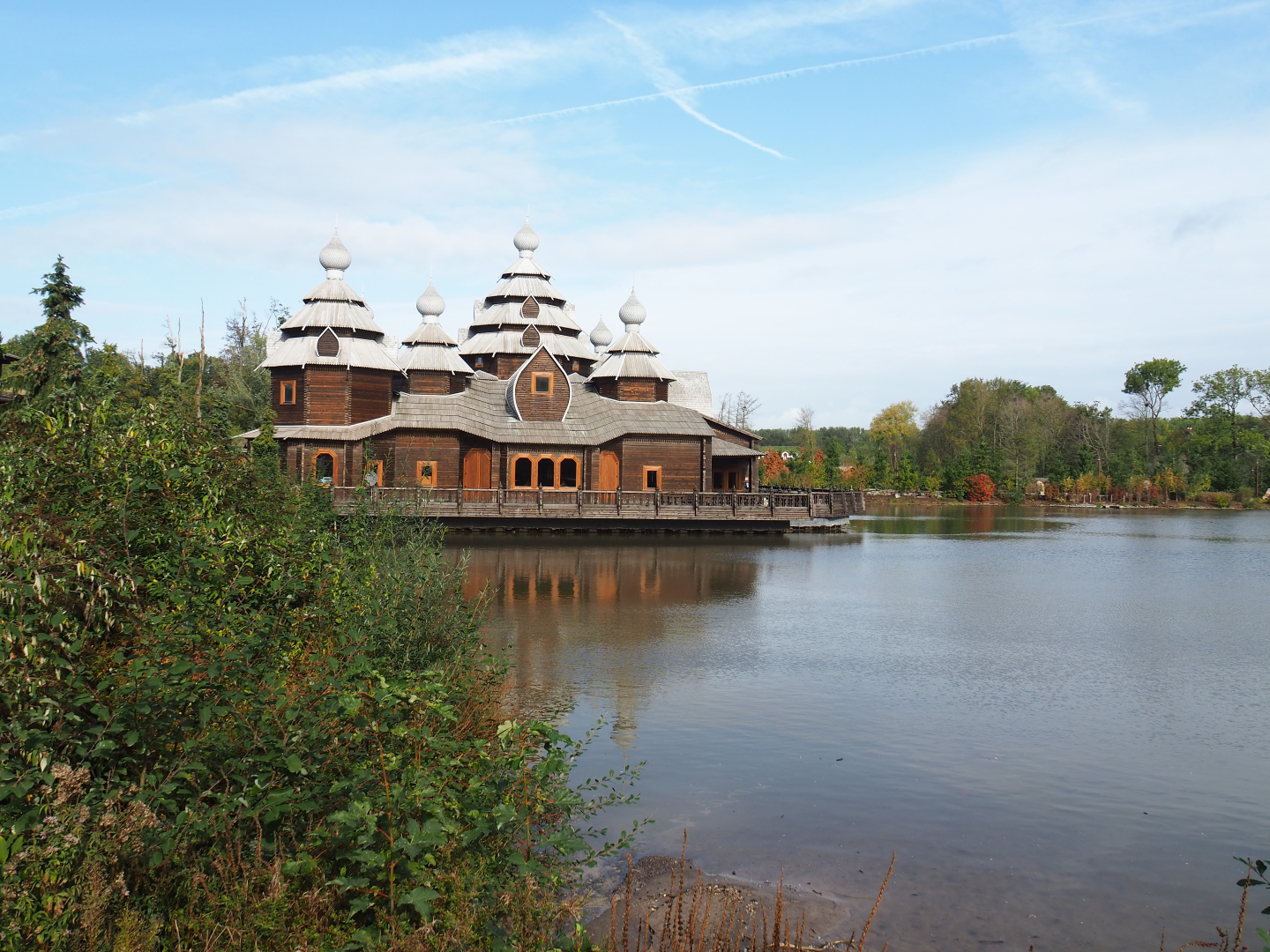 Lake and L'Izba Russian restaurant building, 2019-10-04