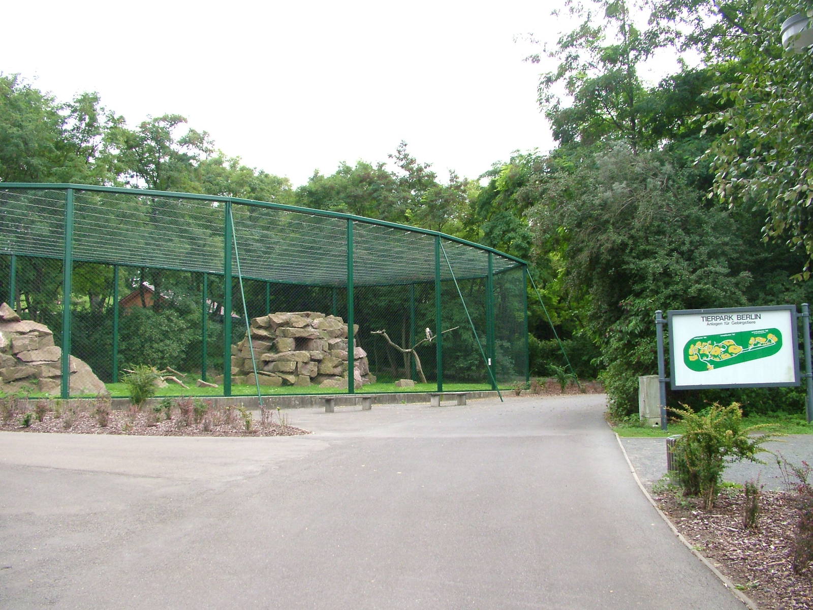 Lammergeier Aviary at Tierpark Berlin, 30/08/11