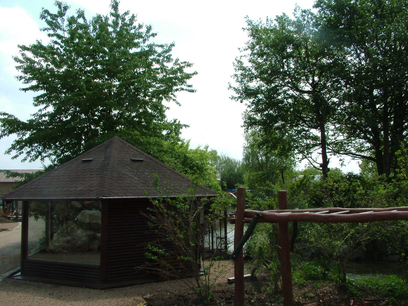 Lar Gibbon house and island at Plzen, 25/05/10