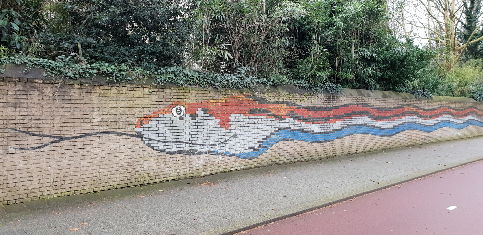 Large snake-mural on the outside zoo-wall