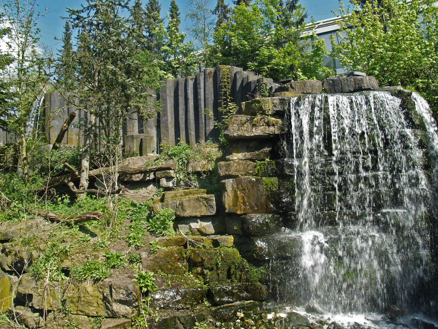 Large waterfall in the Kodiak bear exhibit, 2009-04-19