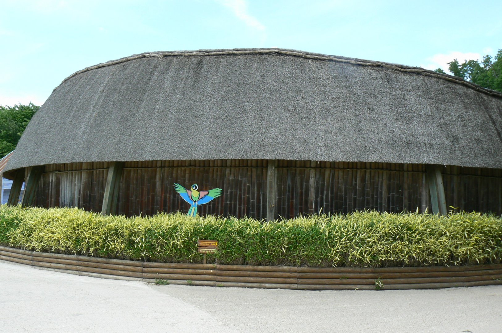 Le Pal - Birds show holding facility