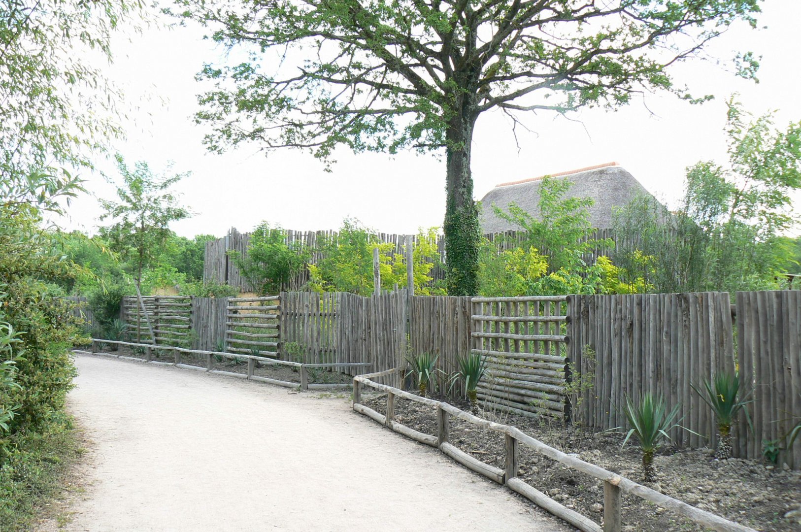 Le Pal - Fence between the park and the lodges