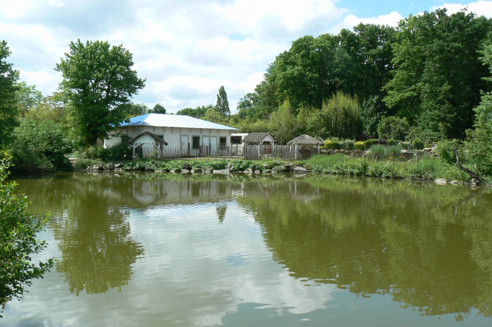 Le Pal - Pelicans pond and south american plains house at the back