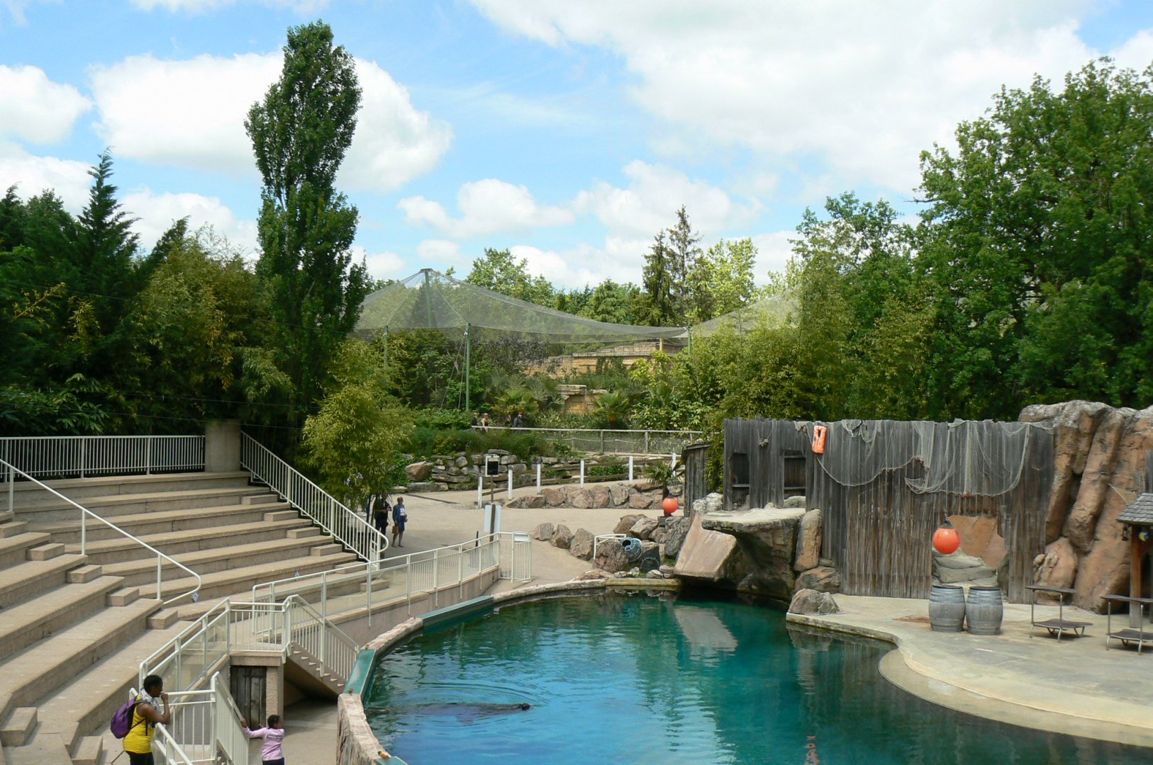 Le Pal - Sea lion pool with south american aviary back ward