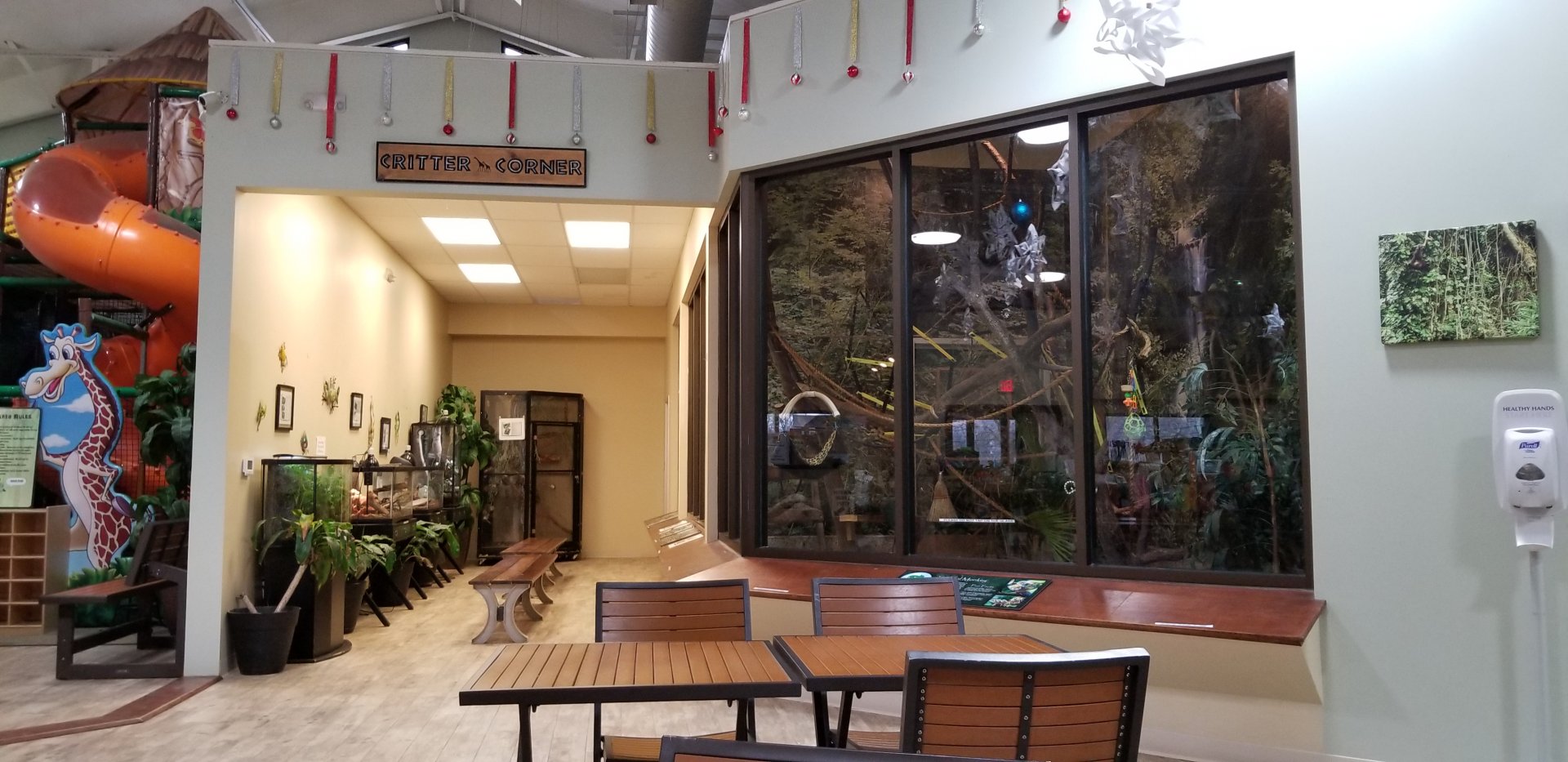 Leesburg Animal Park - indoor animal area