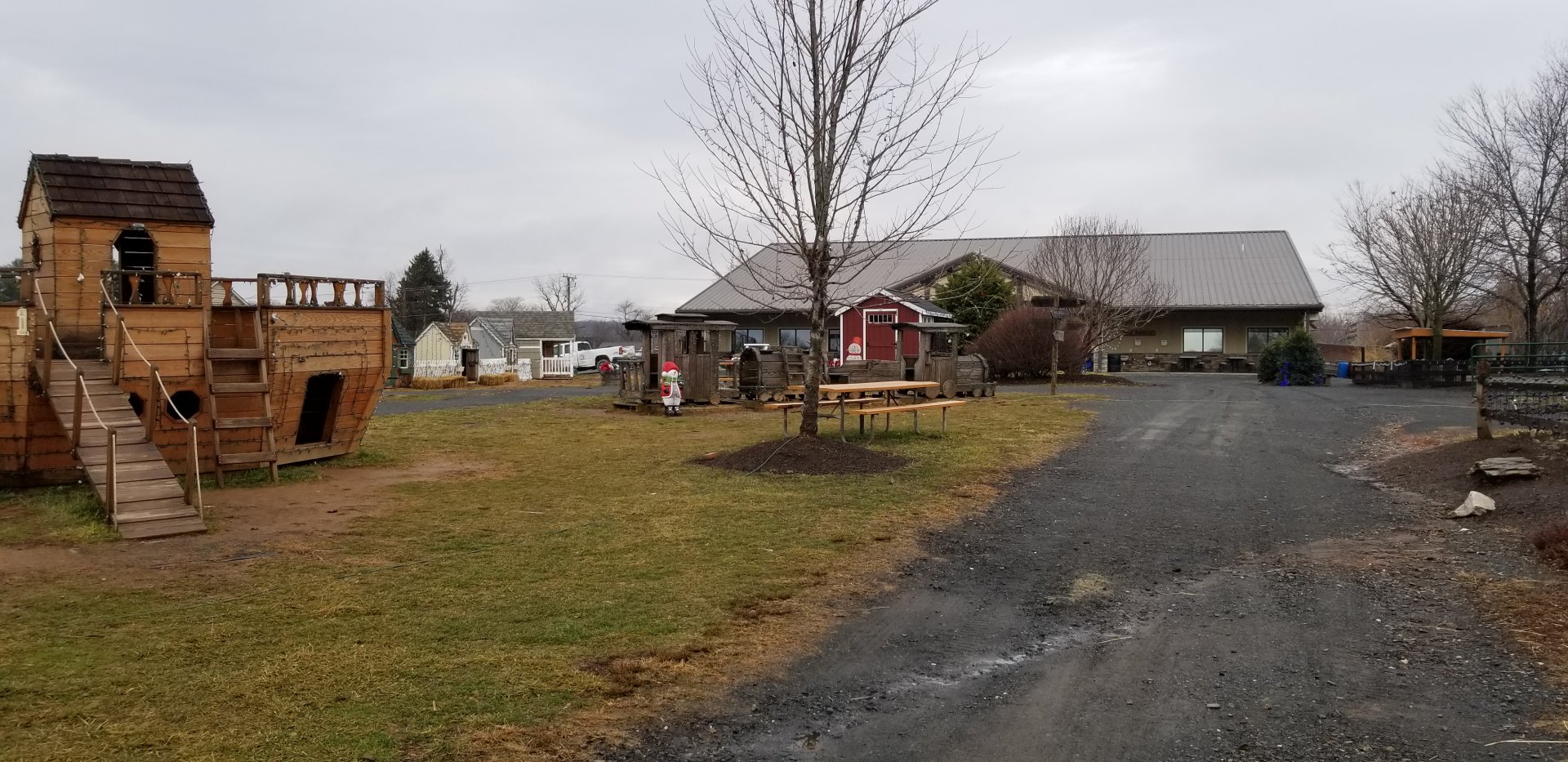 Leesburg Animal Park - looking back at building