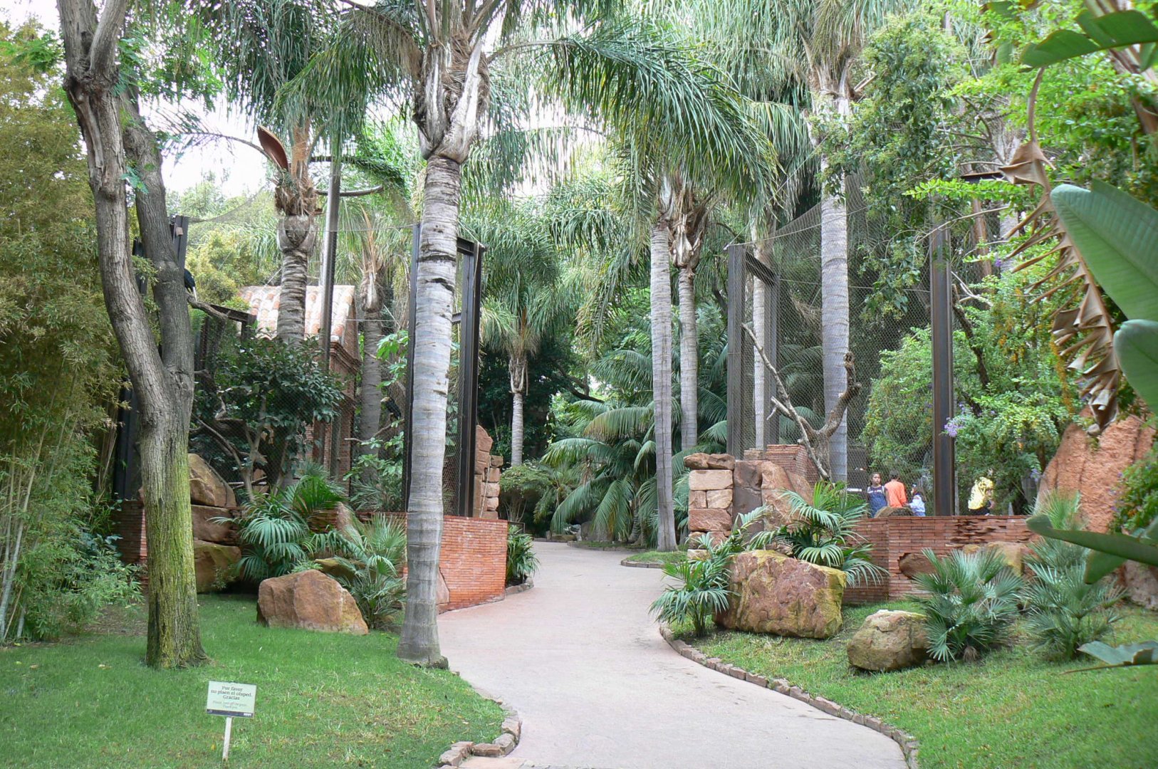 Left : Wreathed hornbills aviary - Right : Great hornbill aviary