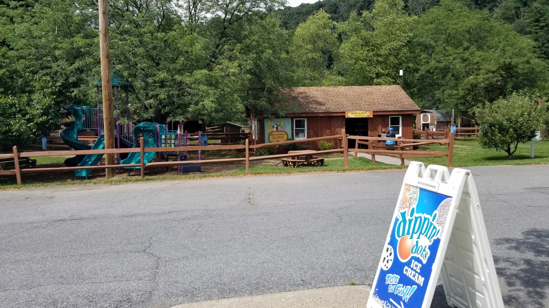 Lehigh Valley Zoo - Build-A-Zoo Barn gift shop