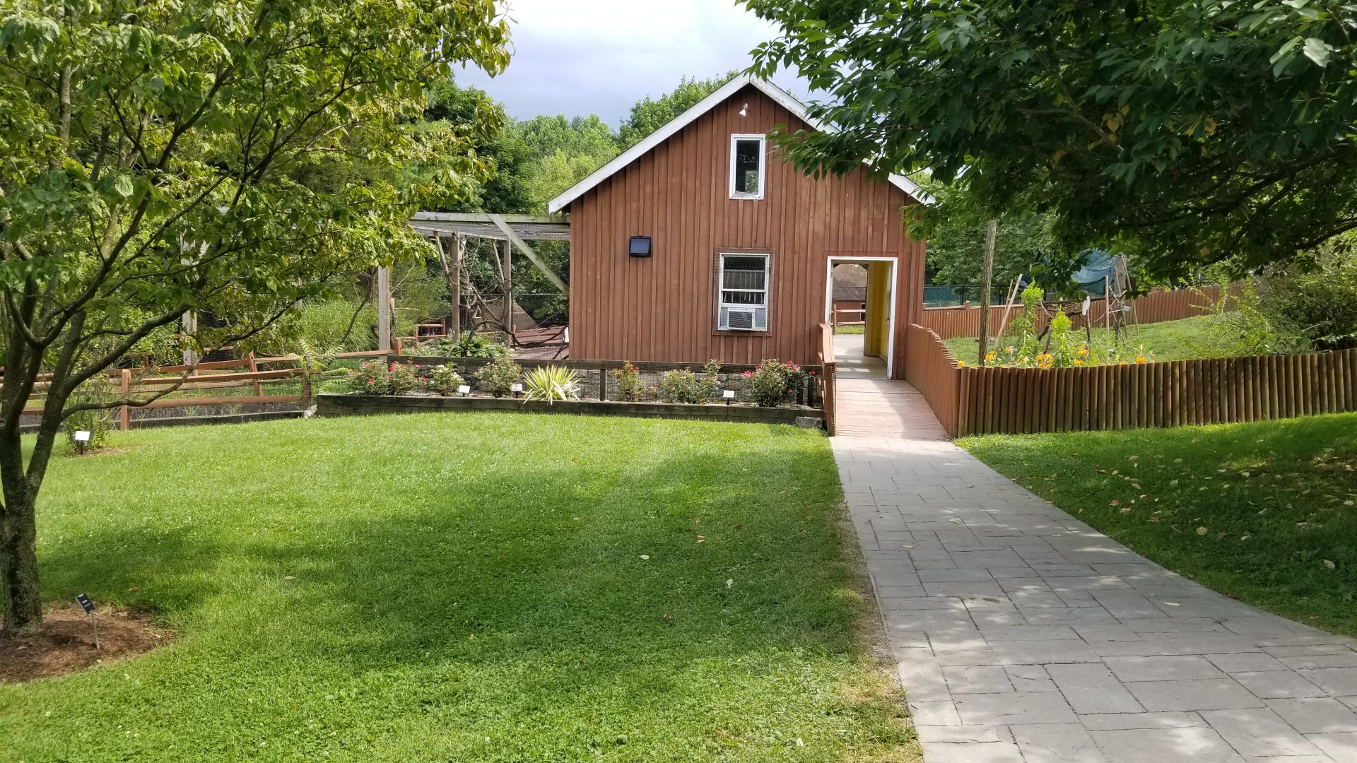 Lehigh Valley Zoo - lorikeet feeding area