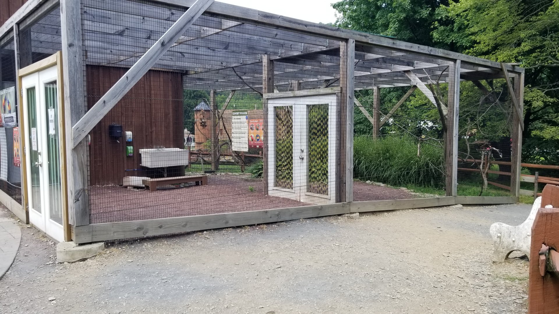 Lehigh Valley Zoo - Lorikeet feeding area