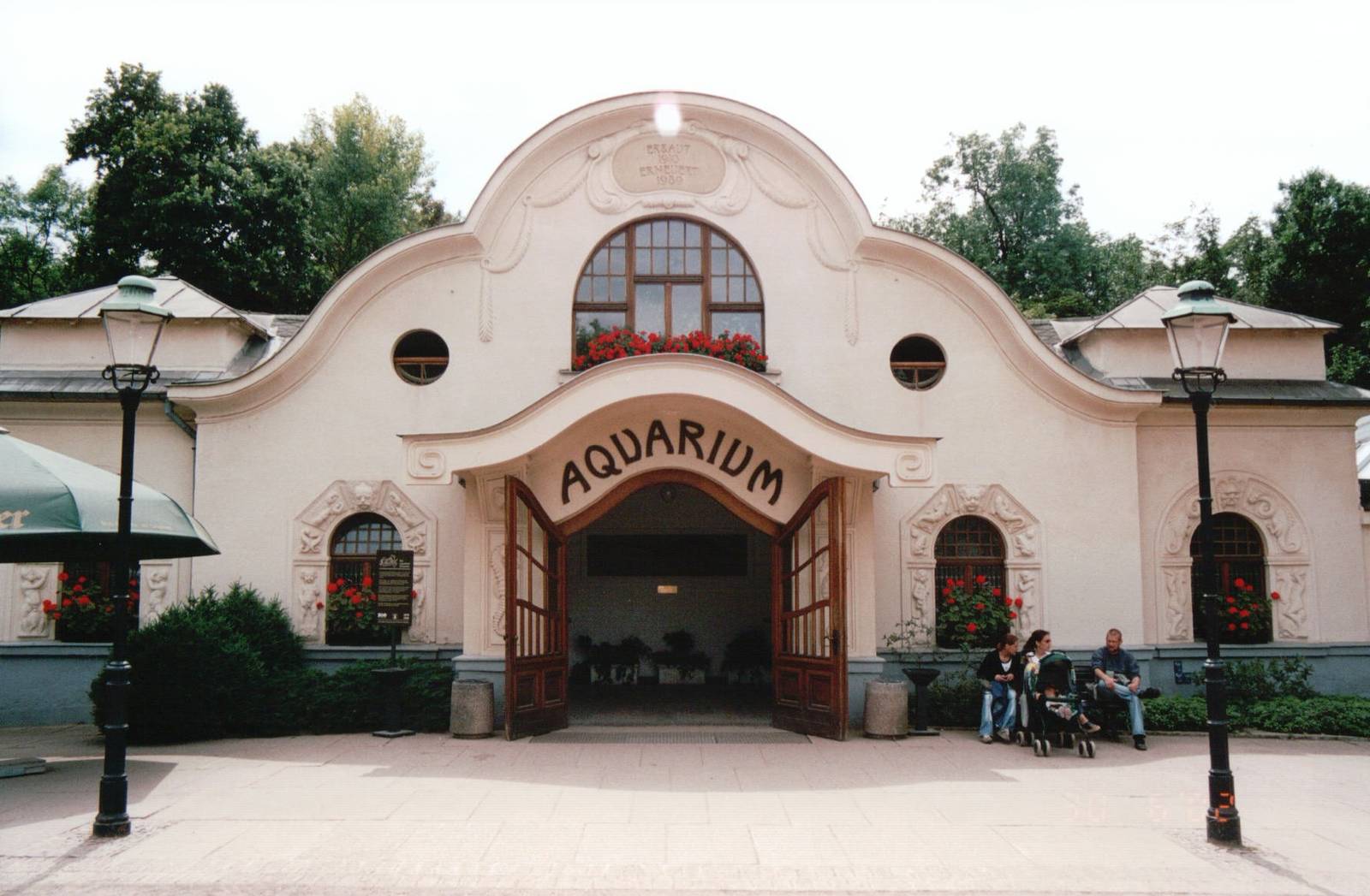 Leipzig Zoo 2002 - Aquarium entrance