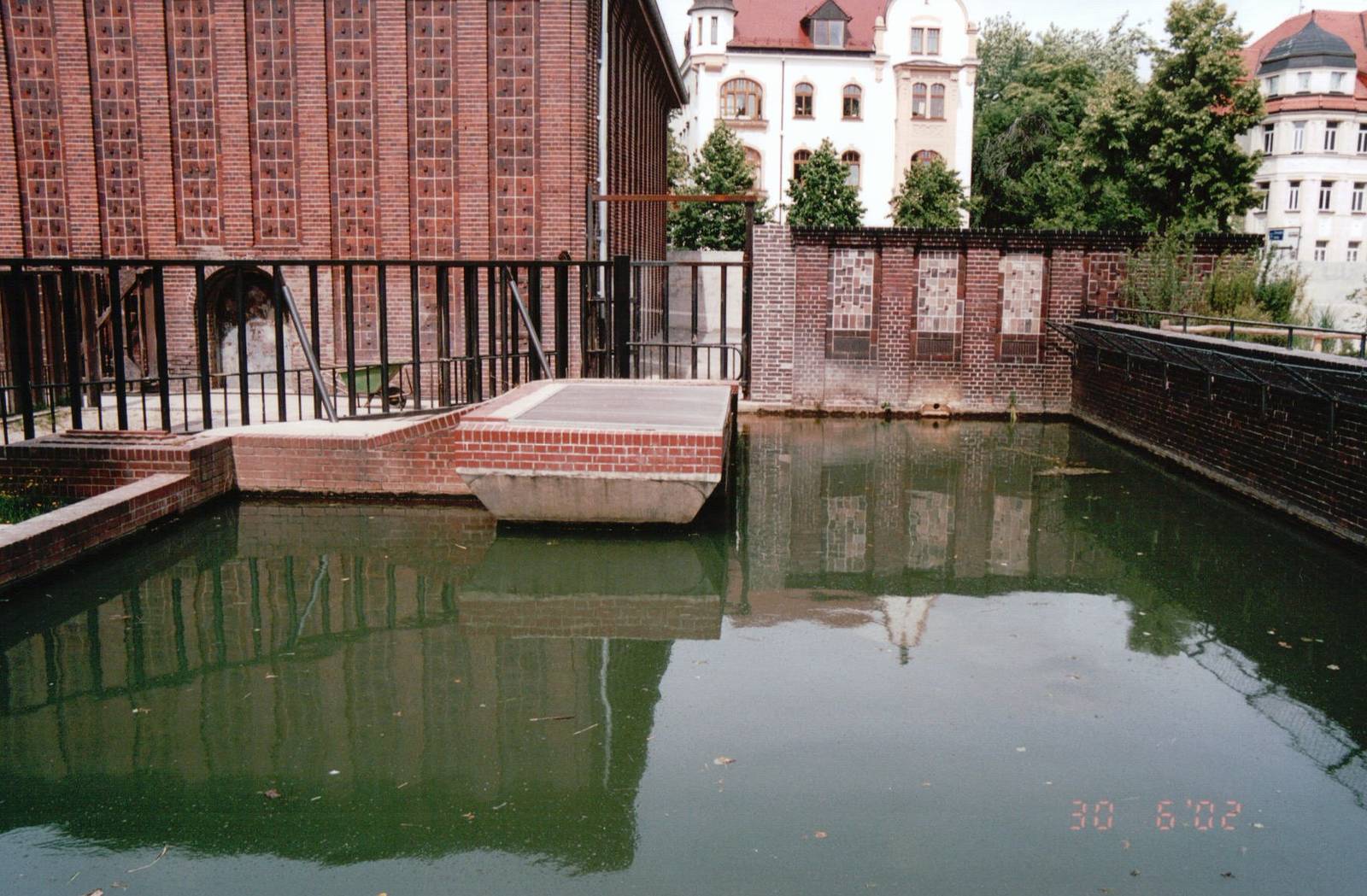 Leipzig Zoo 2002 - Pool at the old Pachyderm House
