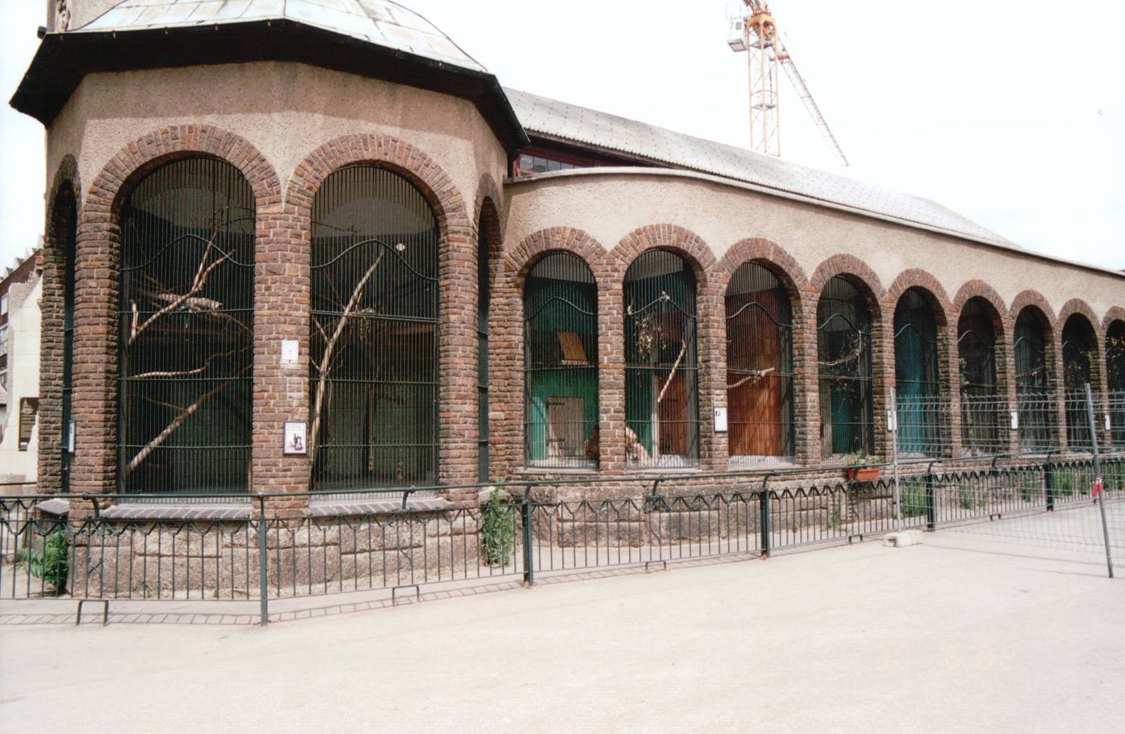 Leipzig Zoo 2002 - Primate cages
