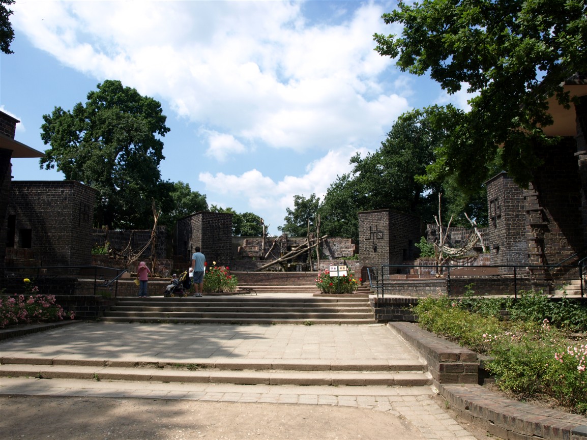 Leipzig Zoo - Bear Castle