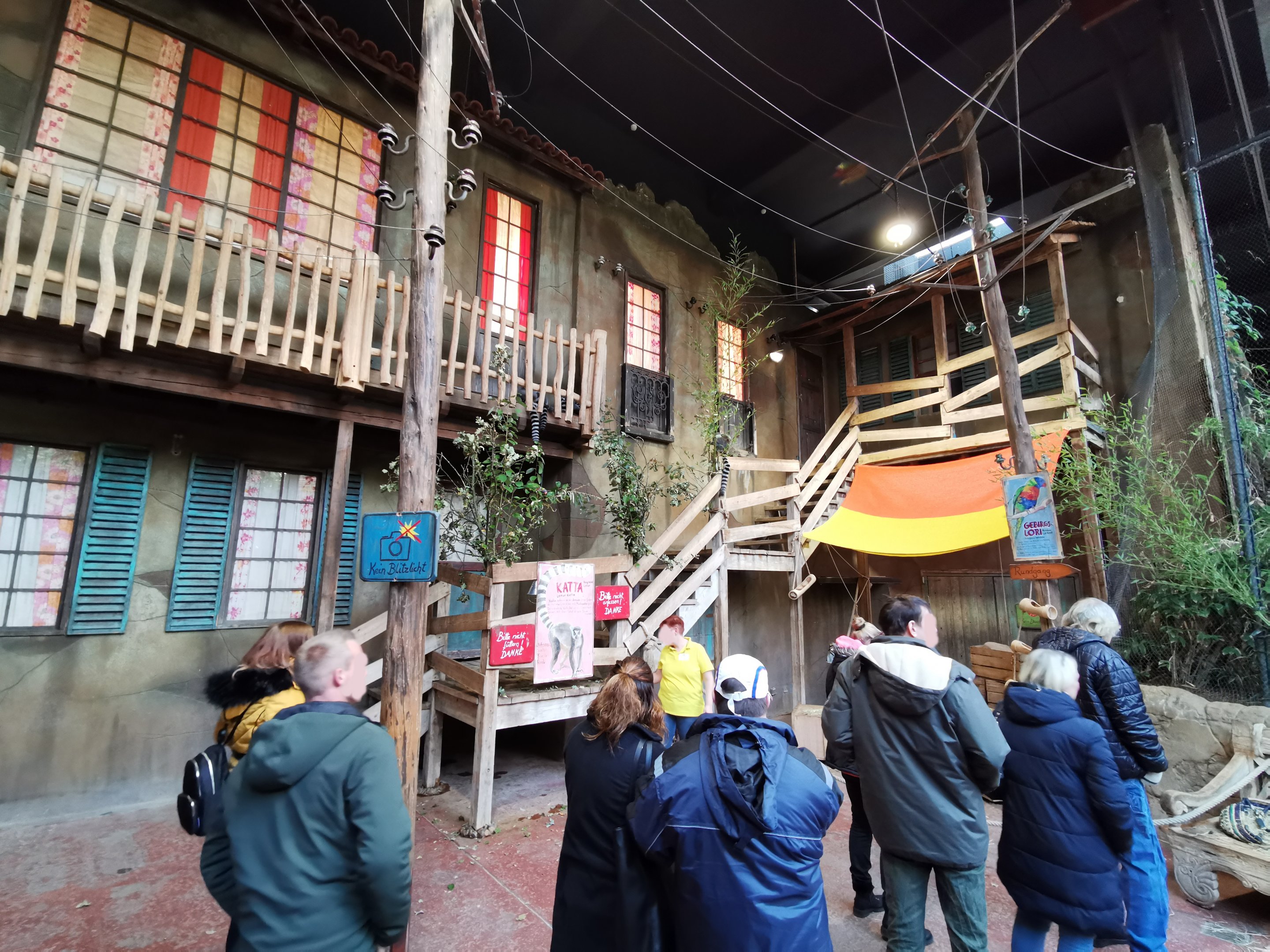 Lemur and lorikeet exhibit - Tropen-Aquarium