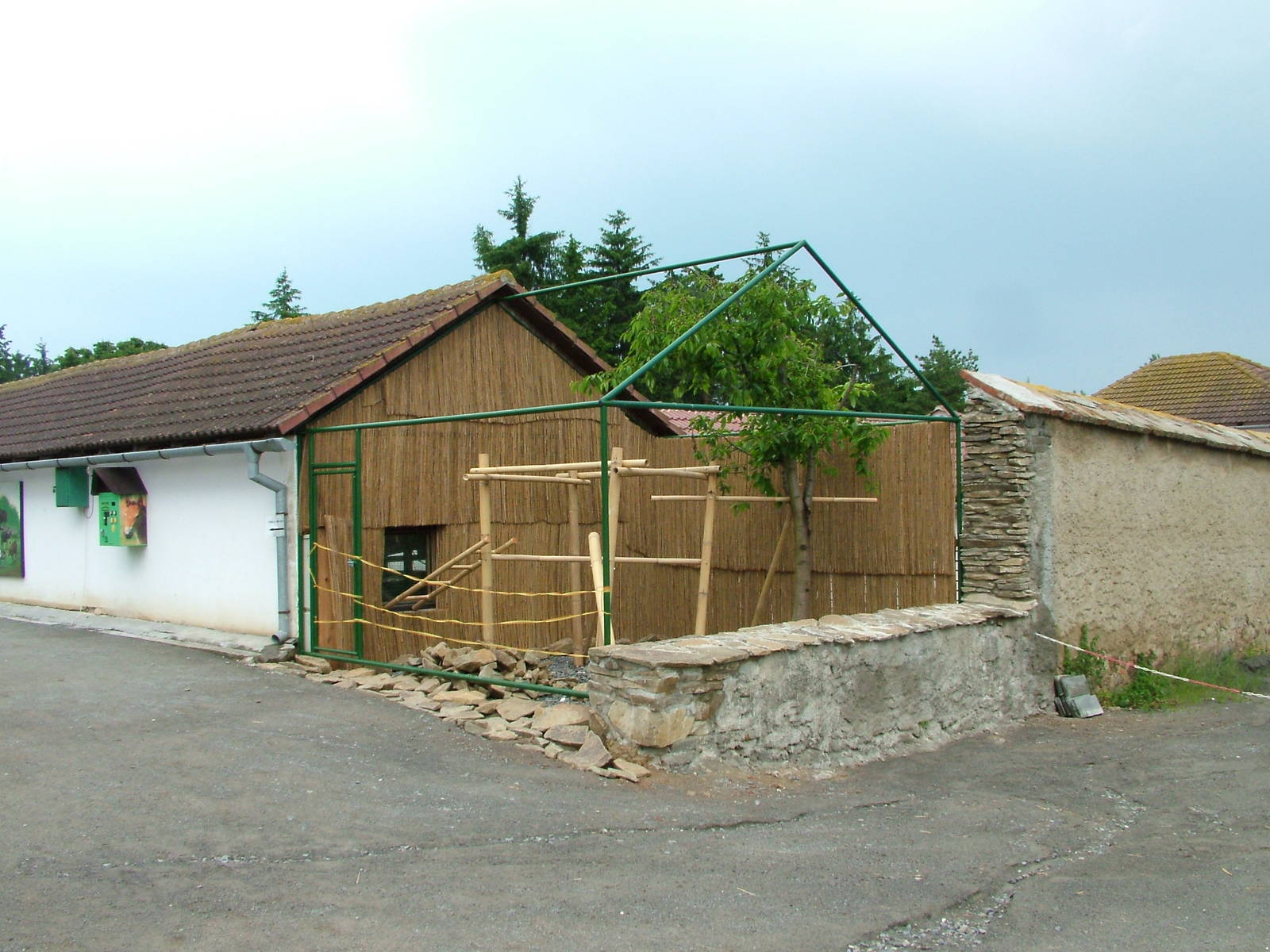 Lemur exhibit construction at Vyskov, 30/05/10
