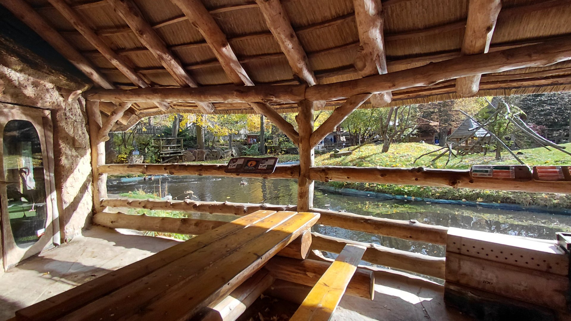 Lemur+flamingo exhibit – viewing area