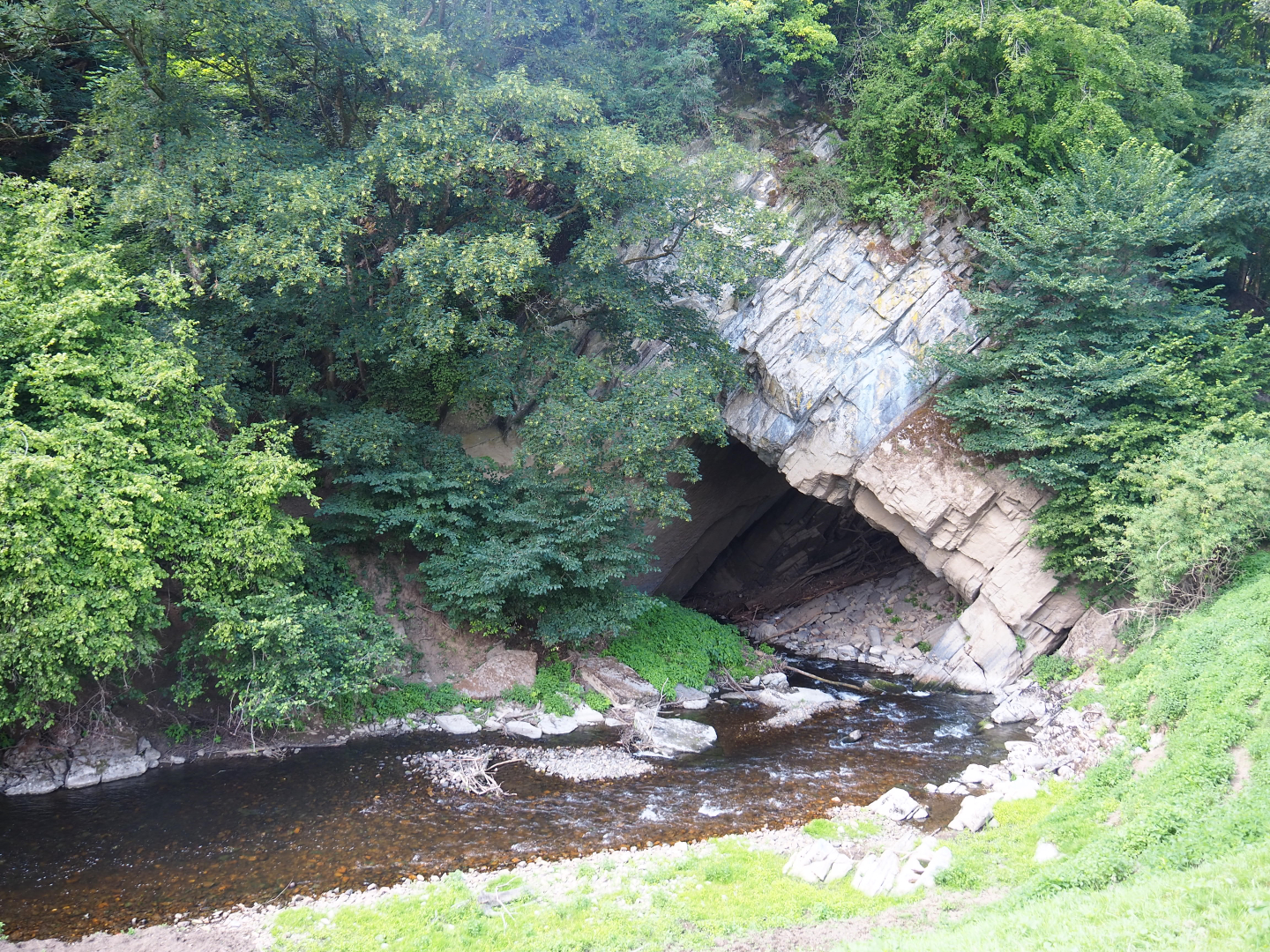 Lesse river entering the Gouffre de Belvaux/Chasm of Belvaux, 2020-07-12