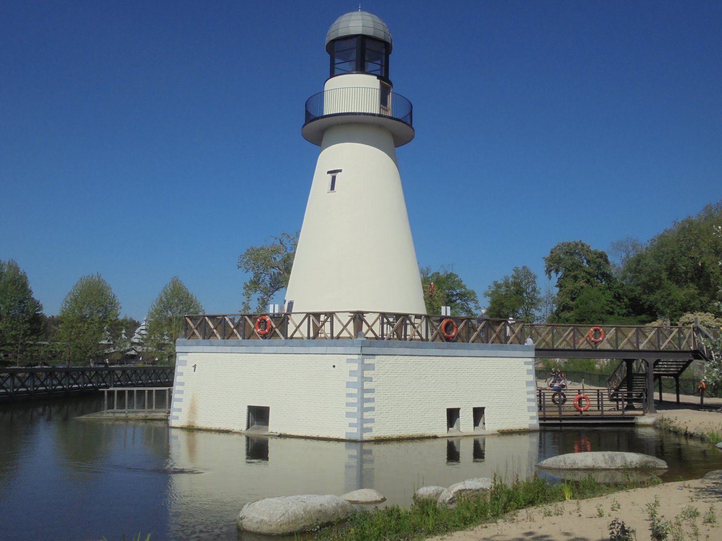 Lighthouse/Cambron by the sea.