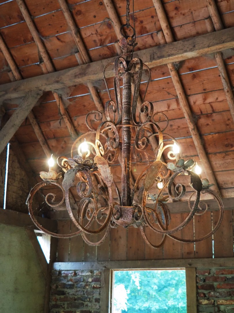 Limburg farm yard - Rustic (and rusty) chandelier, 2019-07-21