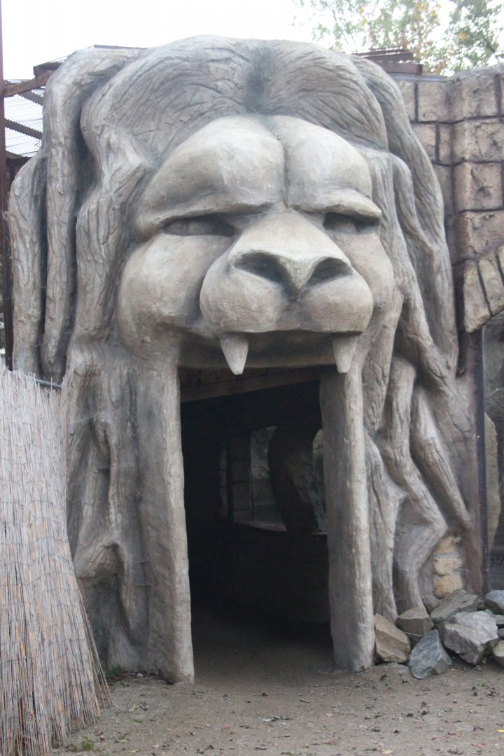 "Lion" gate