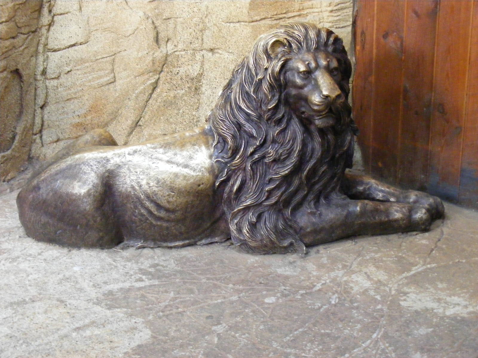 Lion statue at Colchester Zoo, 13 February 2009