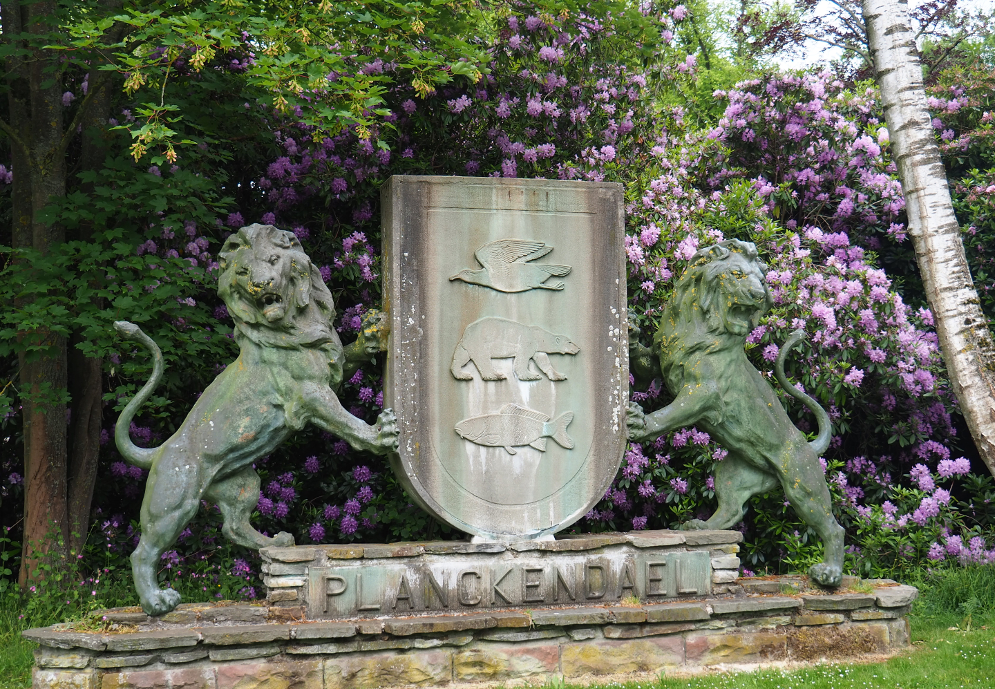 Lion statues and emblem, 2020-05-23