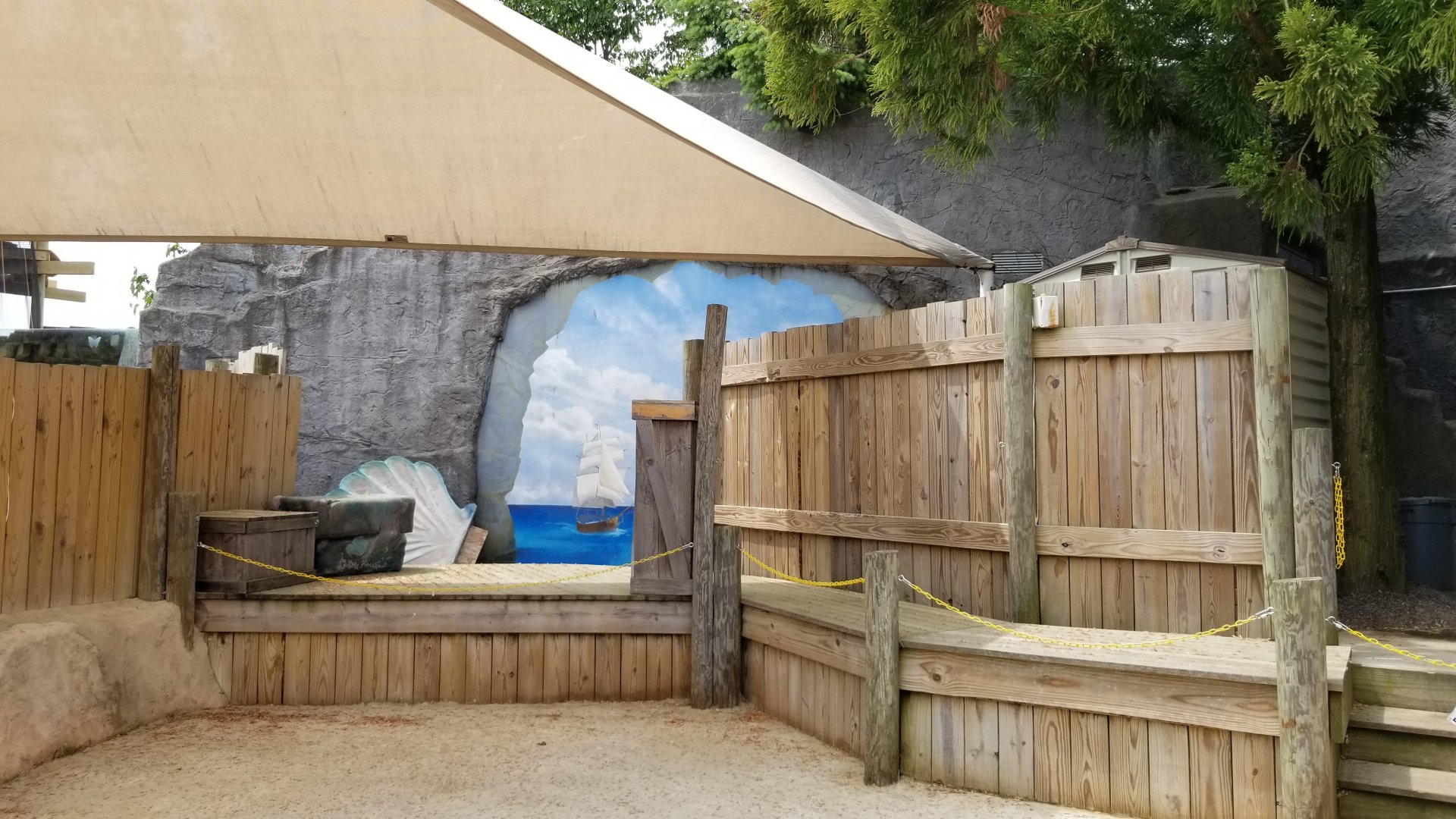 Long Island Aquarium - Critter Cove, stage