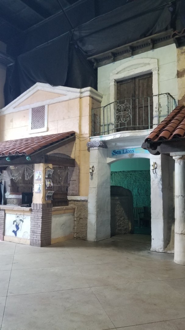 Long Island Aquarium - Entrance to sea lion underwater viewing