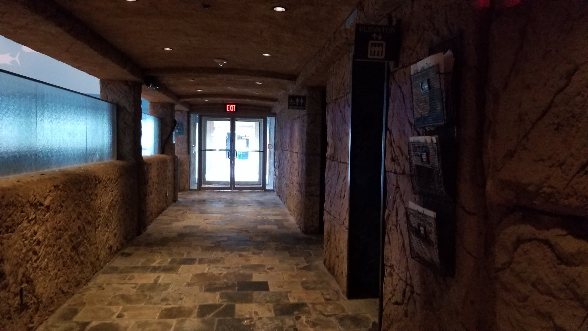 Long Island Aquarium - Hall past cafe to outside