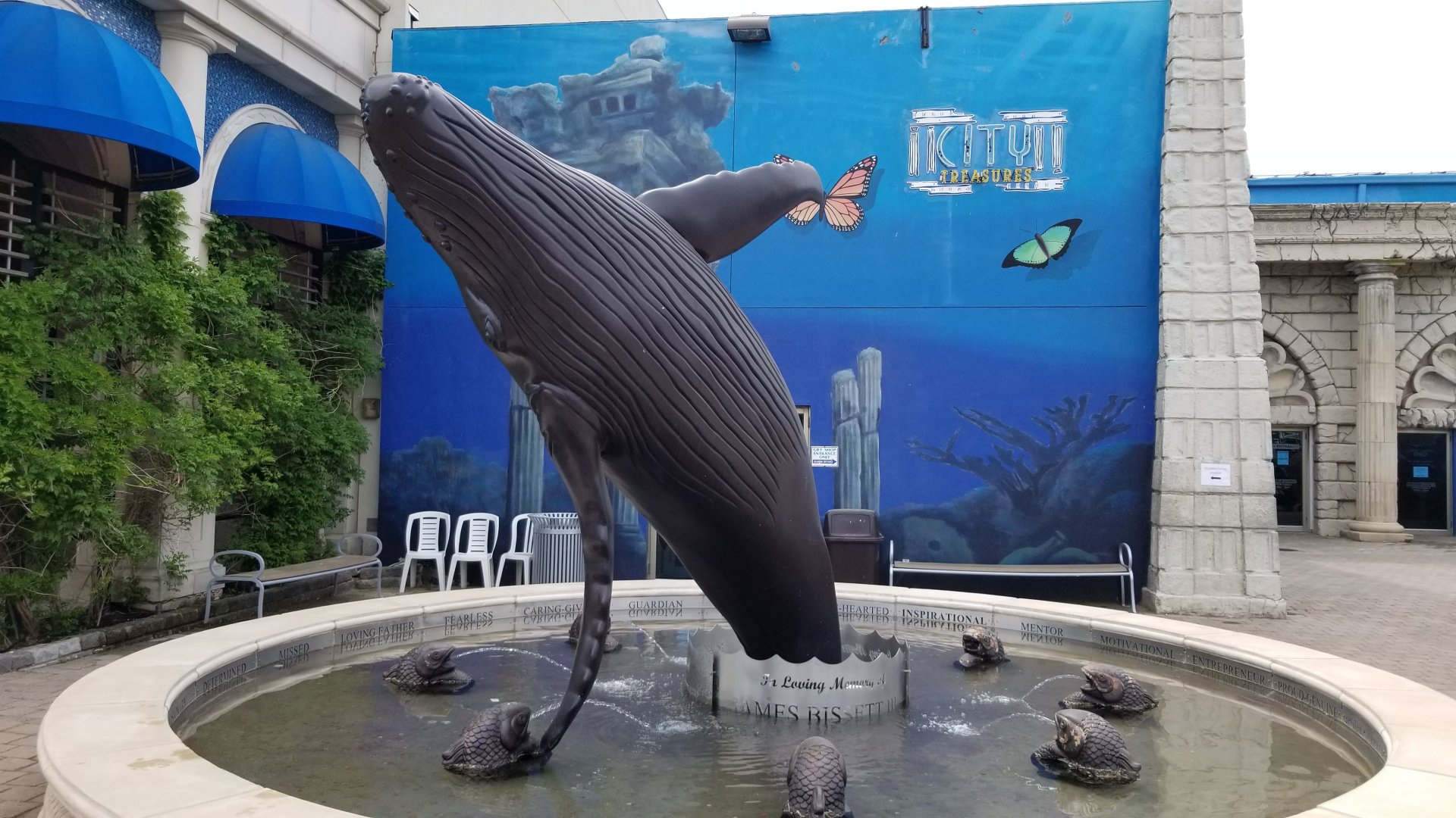 Long Island Aquarium - Humpback statue memorial