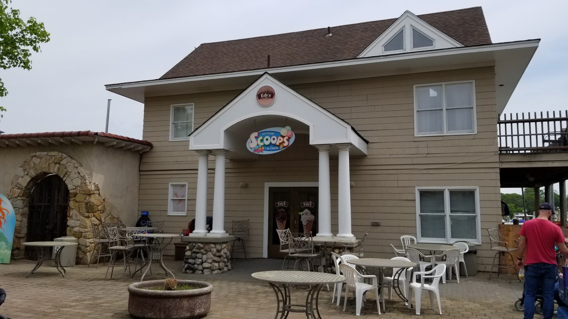 Long Island Aquarium - Ice cream by otters, $$$