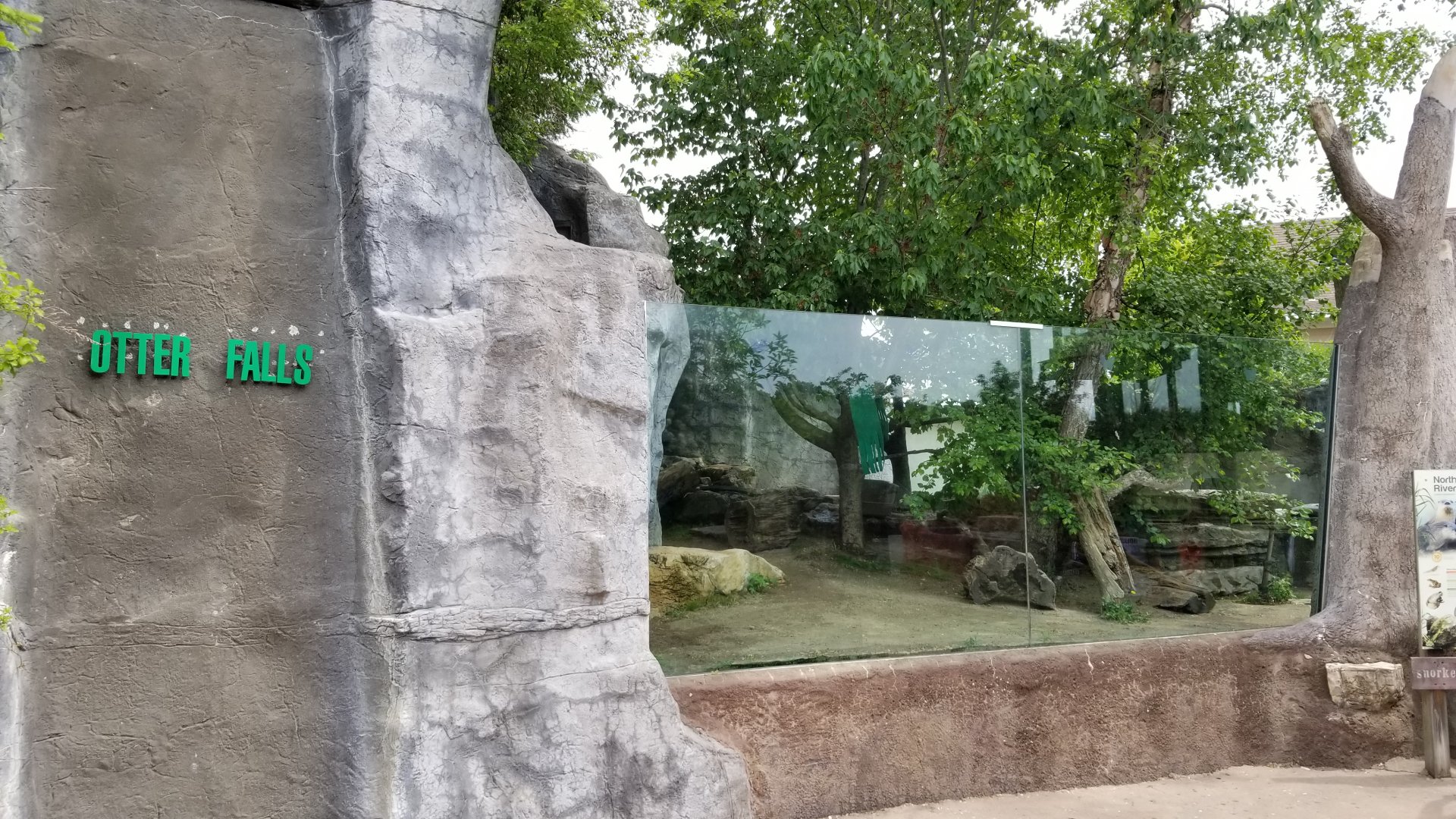 Long Island Aquarium - NARO otter falls