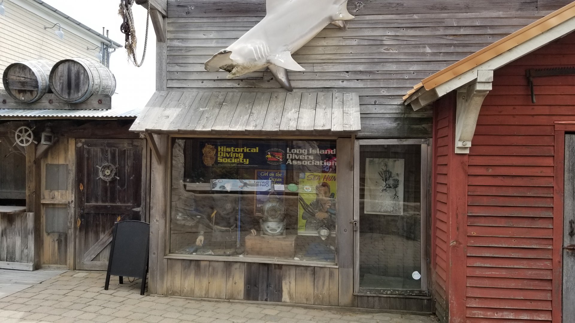 Long Island Aquarium - Outside theming