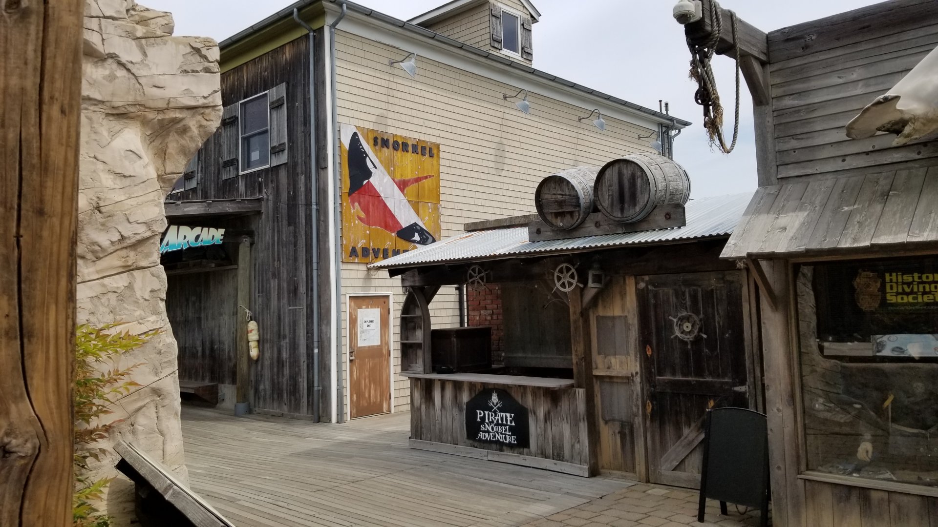 Long Island Aquarium - Outside theming