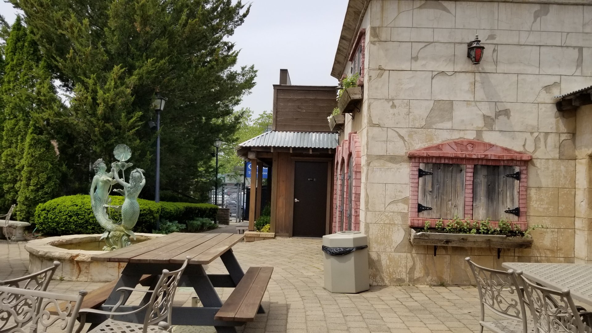 Long Island Aquarium - Patio
