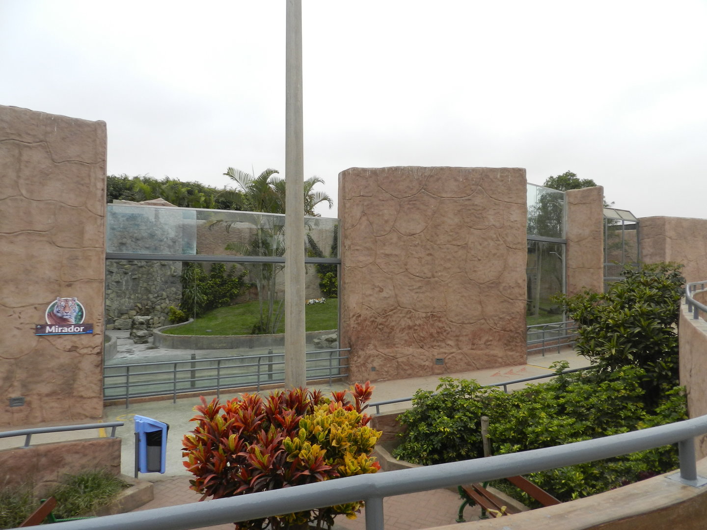 Looking point to the tiger exhibit - Parque de Las Leyendas