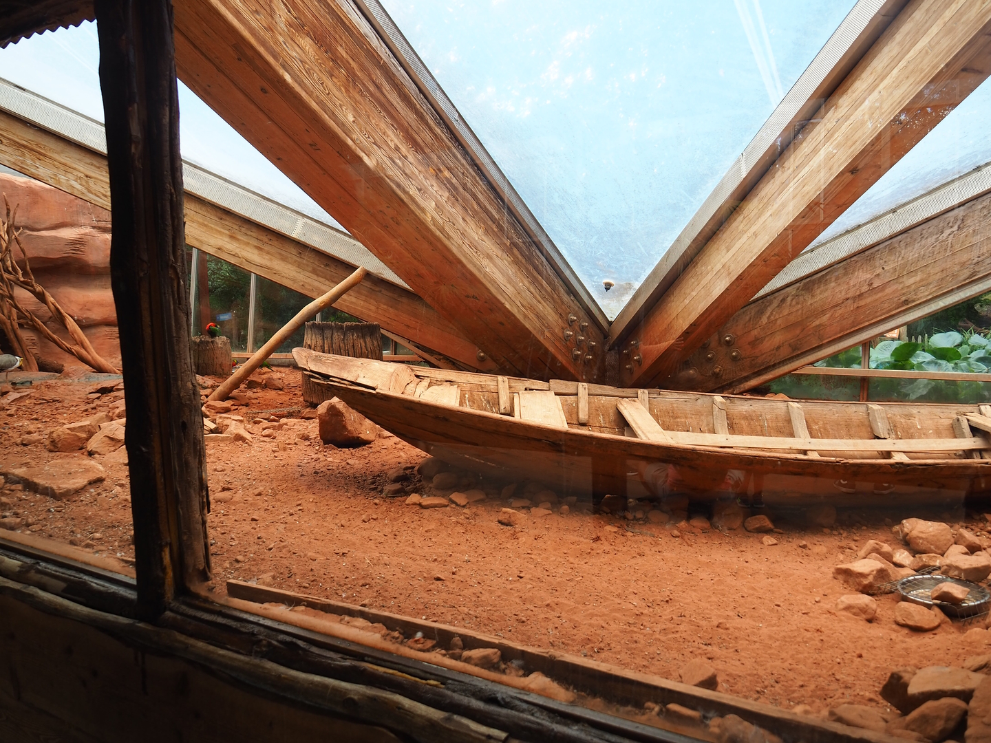 Lorikeet Landing - Small side area between roof structure and access tunnel, connected to main exhibit, 2022-08-28