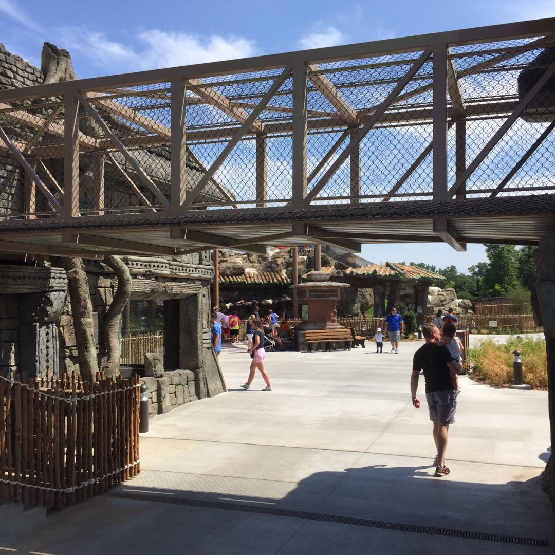 Lost Kingdom - bridge from west tiger yard to indoor day room, sleeping quarters and east tiger yards