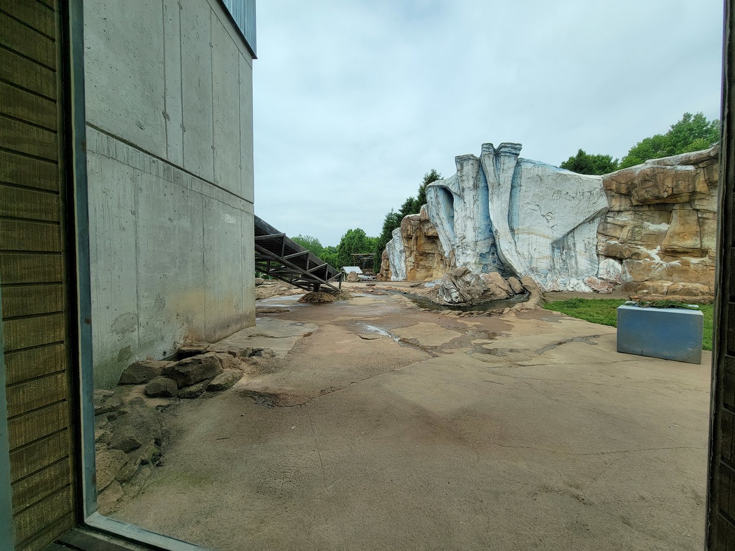 Louisville 5/22 - Glacier Run "community center", polar bear / brown bear exhibit