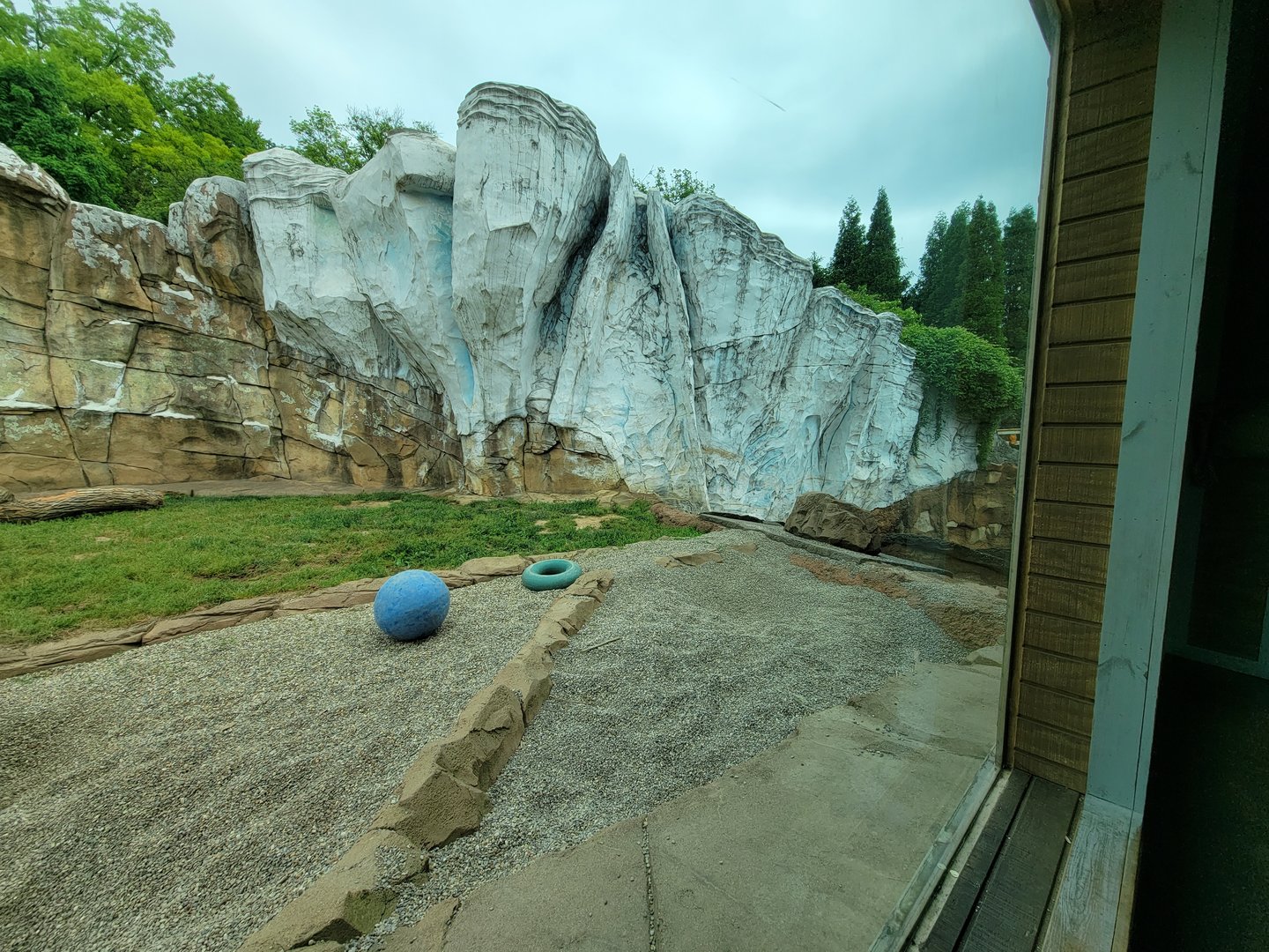 Louisville 5/22 - Glacier Run "community center", polar bear / brown bear exhibit