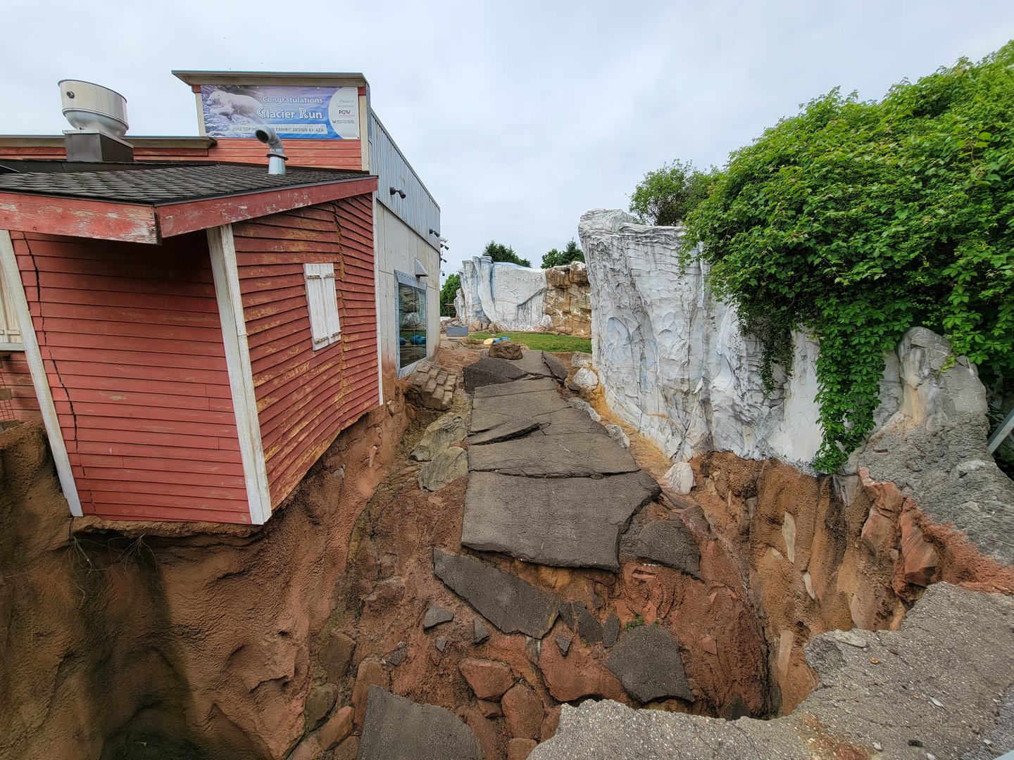 Louisville 5/22 - Glacier Run, polar bear / brown bear exhibit