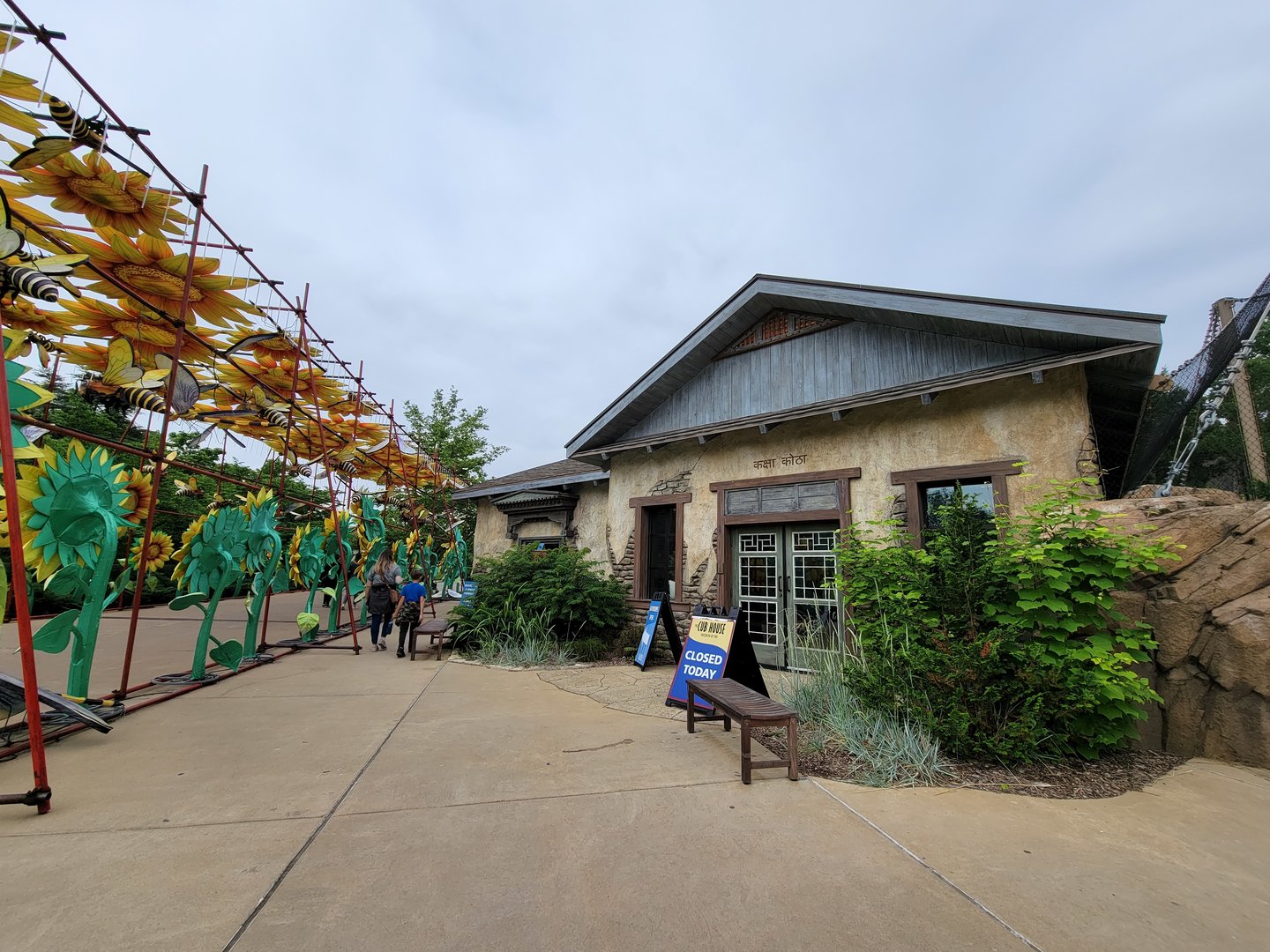 Louisville 5/22 - Snow Leopard Cub House, no idea what this is