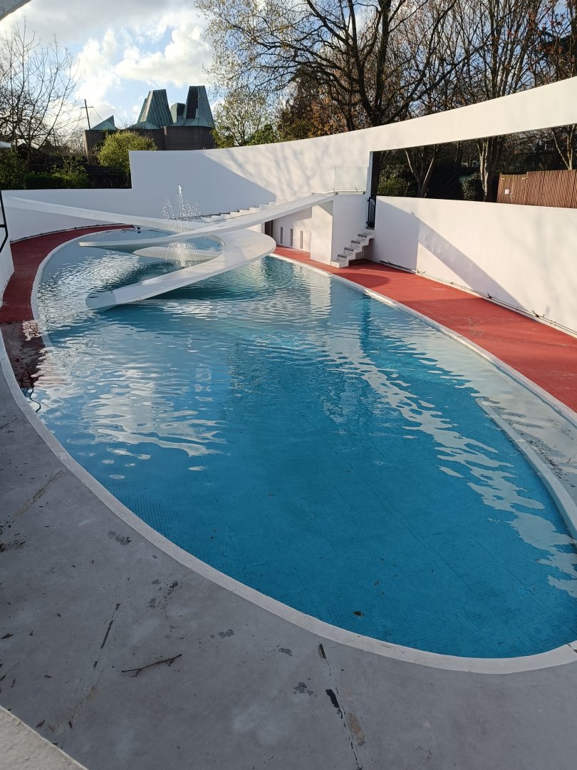 Lubetkin Penguin Pool with fountain